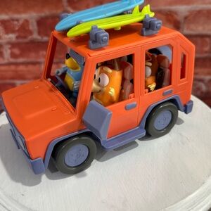Bluey 4 Wheel Drive Jeep Family Vehicle with 4 Figures 2 Surfboards Toddler Toy